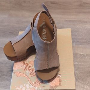 Very G Women's Tan Wedge Sandals